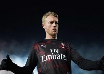 ميلان يعلن تفعيل بند شراء سيمون كاير من إشبيلية