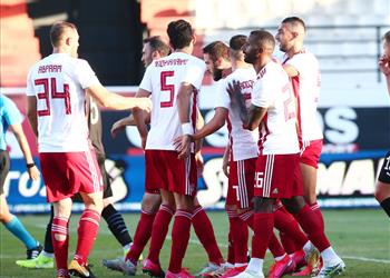 فيديو كوكا يحصل على ركلة جزاء ويخرج مصاب ا من مباراة أولمبياكوس وهراكليوس