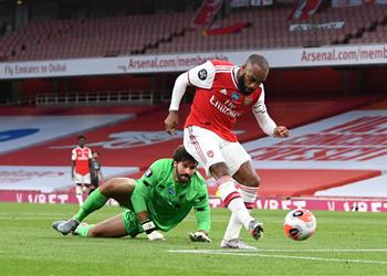 فيديو لاكازيت يستغل خطأ قاتل من أليسون ويصنع الهدف الثاني لـ آرسنال ضد ليفربول