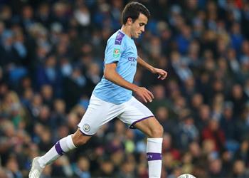 برشلونة يفاضل بين ثلاث صفقات دفاعية