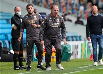 لاعب ليدز بعد الصعود إلى الدوري الإنجليزي بيلسا أفضل مدرب في العالم