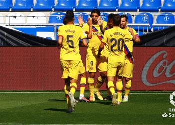 رأسية م تقنة فيديو سواريز يسجل هدف برشلونة الثالث أمام ديبورتيفو ألافيس