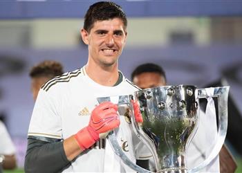 كورتوا يكسر هيمنة أوبلاك ويدخل تاريخ الليجا بجائزة زامورا لأفضل حارس