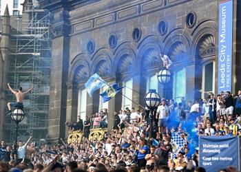 جماهير ليدز يونايتد تثير الفوضى بعد الصعود إلى الدوري الإنجليزي