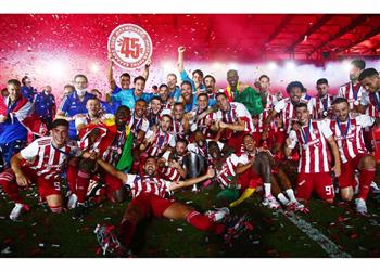 فيديو رغم كورونا كوكا يحتفل بلقب الدوري اليوناني مع جماهير أولمبياكوس