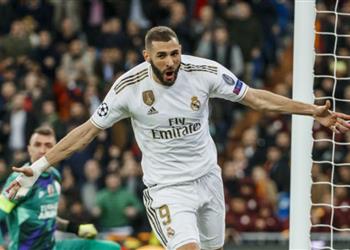 ليكيب تتغنى بـ بنزيما أكثر اكتمال ا من ليفاندوفسكي وكان مرشح ا للكرة الذهبية