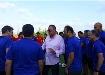 الخطيب يؤازر لاعبي الأهلي قبل عودة الدوري ومواجهة الوداد