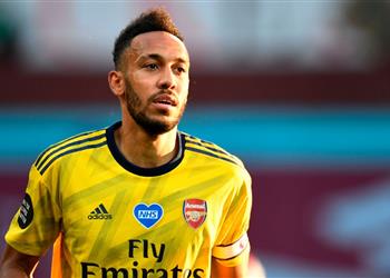 تصرف غريب من أوباميانج قبل هدف تريزيجيه في مباراة آرسنال وأستون فيلا