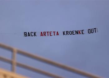 أرتيتا يرد على مطالب جماهير آرسنال برحيل مالك النادي