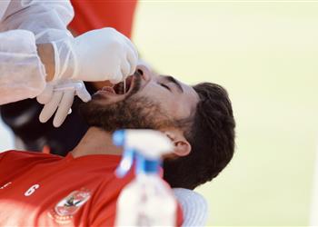 صور الأهلي يجري مسحة كورونا الخامسة قبل استئناف الدوري