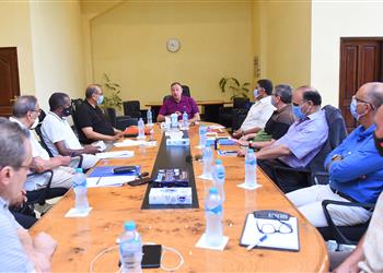 الخطيب يجتمع مع الأجهزة الفنية في الأهلي استعداد ا لاستكمال الموسم