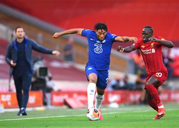 من البحرين طائرة تهنئ ليفربول بلقب الدوري الإنجليزي خلال مواجهة تشيلسي