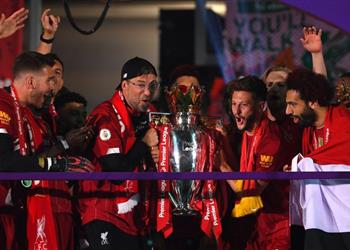 صور محمد صلاح يتسلم ميدالية الدوري الإنجليزي متوشح ا بعلم مصر