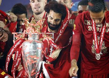 فيديو فان دايك يمازح محمد صلاح بتعليق ساخر بعد التتويج بالدوري الإنجليزي