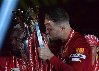 صورة هندرسون يحتفل بجائزة الأفضل في الدوري الإنجليزي وسط لاعبي ليفربول