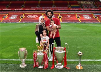 صور محمد صلاح يحتفل مع عائلته بلقب الدوري الإنجليزي وأول ظهور لابنته كيان