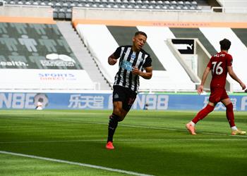 مهاجم نيوكاسل يدخل تاريخ الدوري الإنجليزي بعد هدفه المبكر أمام ليفربول