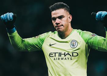 رسمي ا إيدرسون يتوج بجائزة القفاز الذهبي في الدوري الإنجليزي