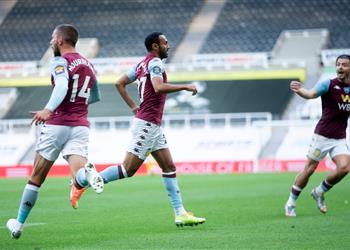 أحمد المحمدي يحتفل مع لاعبي أستون فيلا بالبقاء في الدوري الإنجليزي