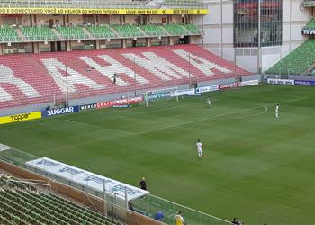 لقطة غريبة تميمة نادي تقيم حفل شواء في المدرجات بالدوري البرازيلي