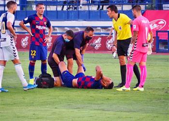 رسمي ا برشلونة يعلن إصابة مدافعه قبل مواجهة نابولي بدوري أبطال أوروبا