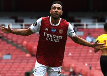 والد أوباميانج يثير التكهنات بقوة حول مستقبله في آرسنال