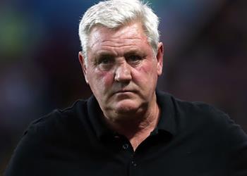 كيف شعر مدرب نيوكاسل عند مشاركة صلاح وماني وفيرمينو مع ليفربول بروس يوضح