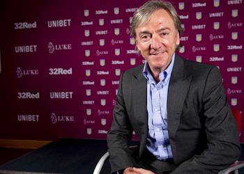 أستون فيلا يقرر إقالة المدير الرياضي بعد البقاء في الدوري الإنجليزي