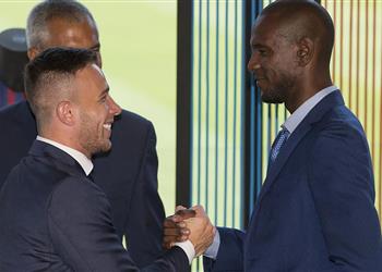 أبيدال يتواصل هاتفي ا مع آرثر لإقناعة بالعودة إلى برشلونة