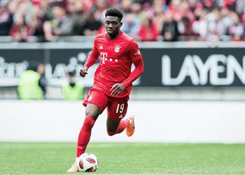 بينهم حكيمي وأرنولد ألفونسو ديفيز يختار أفضل 5 أظهرة على مستوى العالم