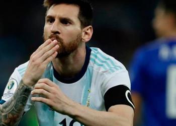 نجم الأرجنتين السابق رأيت بيليه ومارادونا وكرويف ولكن لا أحد أفضل من ميسي