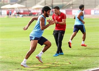 مران الأهلي صالح جمعة يشارك في التدريبات الجماعية للفريق