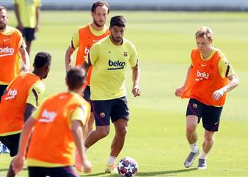 سيتين يستقر على تشكيل برشلونة أمام نابولي