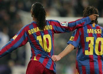 رونالدينيو يخطط لمجاورة ميسي ولويس سواريز في برشلونة