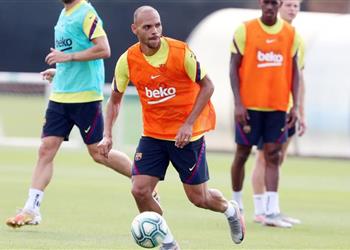 موندو برشلونة في مفاوضات متقدمة لبيع برايثوايت لناد إنجليزي