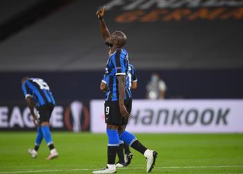 فيديو إنتر ميلان يتأهل لربع نهائي الدوري الأوروبي بثنائية أمام خيتافي