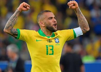 داني ألفيس يظهر بشعار برشلونة ويوجه رسالة غامضة