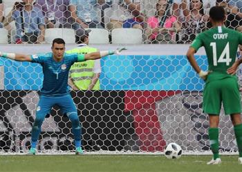 الحضري يختار التشكيل التاريخي لمنتخب مصر ويكشف عن أصعب مهاجم واجهه