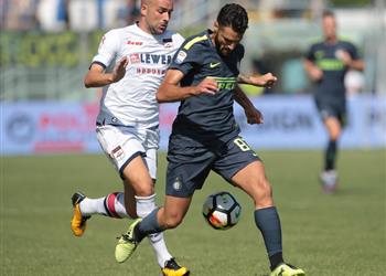 إنتر ميلان يعبر كروتوني بثنائية ويعتلي صدارة الكالتشيو