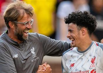 موهبة ليفربول يتغنى بـ كلوب مدرب مثالي و أب لكل اللاعبين
