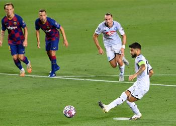 فيديو من ركلة جزاء إنسيني يسجل أول أهداف نابولي أمام برشلونة