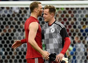 بيتر شمايكل ينتقد نوير تير شتيجن وأليسون أفضل منه