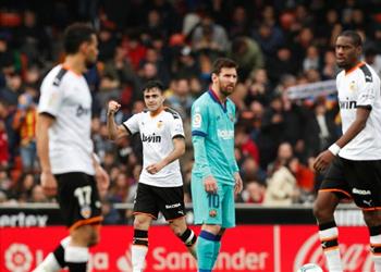 سبورت برشلونة يستغل أزمة فالنسيا المادية ويتحرك لضم مدافعه