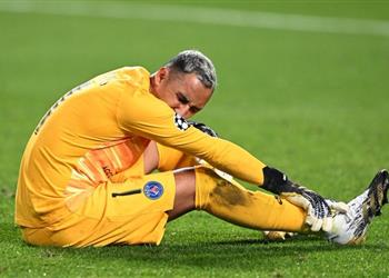 فيديو الإصابة تحرم نافاس من استكمال مباراة باريس سان جيرمان وأتالانتا