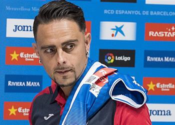 لاعب إسبانيول يستفز جماهير برشلونة قبل الديربي
