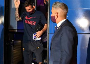 بعد فضيحة بايرن ميونخ بالصور وجوه عابسة تسيطر على بعثة برشلونة قبل العودة إلى إسبانيا