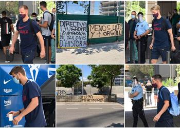 بالفيديو والصور جماهير برشلونة تستقبل ميسي ورفاقه بـ لافتات مهينة ارحلوا يا مرتزقة