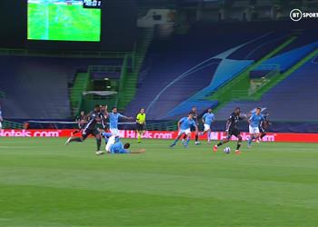 مدافع مانشستر سيتي بعد الخروج أمام ليون أتحمل المسؤولية ولكن من الصعب قبول قرار التحكيم