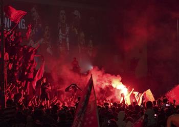 لوفرين ارتديت قناع ا للتنكر بين جماهير ليفربول والاحتفال بلقب الدوري الإنجليزي