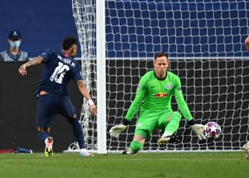 فيديو نيمار يهدر فرصة هدف محقق في مباراة باريس سان جيرمان ولايبزيج